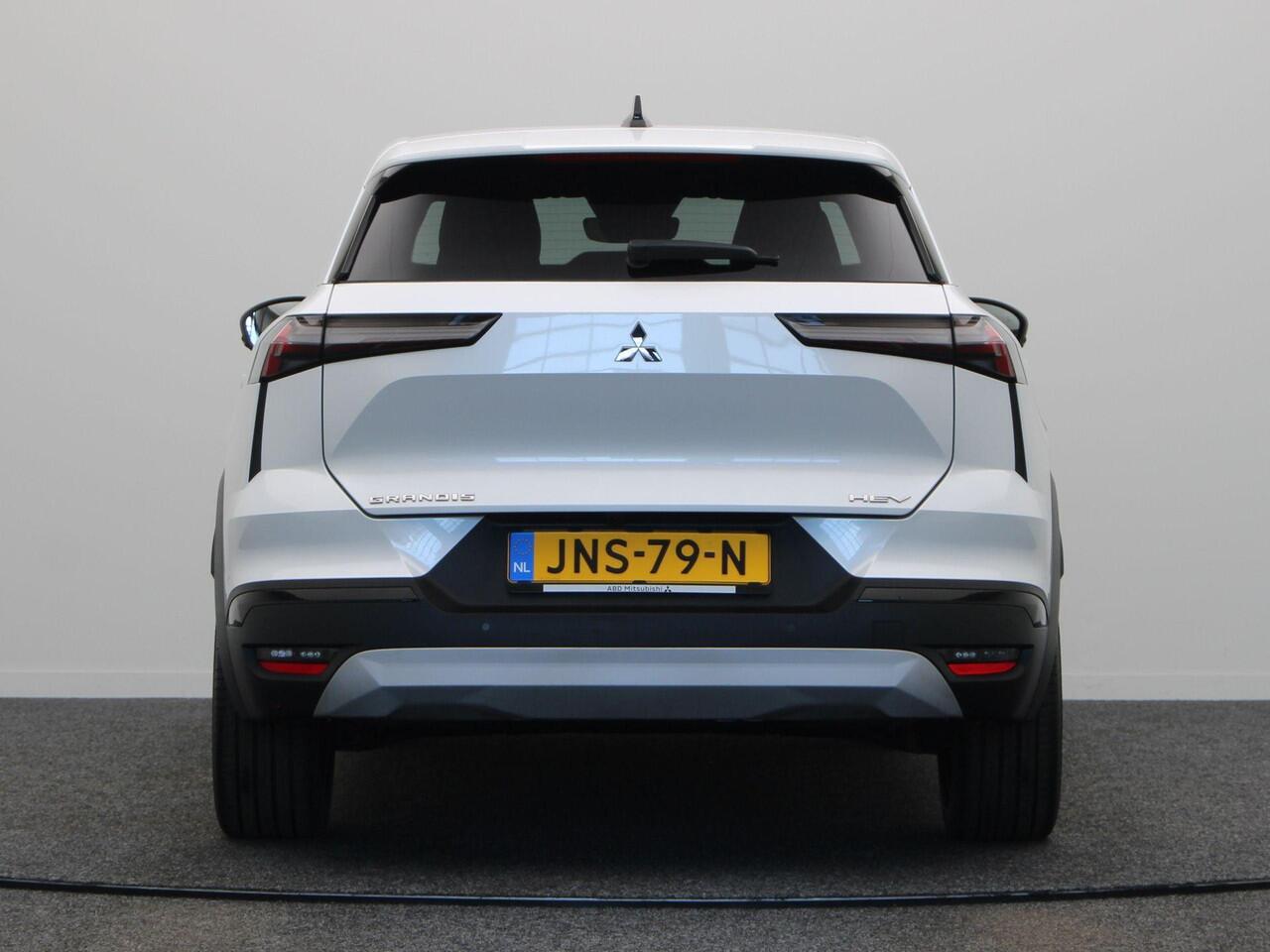 Mitsubishi GRANDIS 1.8 HEV Instyle | 8 Jaar GARANTIE ! | Lederen Bekleding | Harman&Kardon | Elektr.Achterklep | 360 cam | Stoel en stuurwielverwarming.