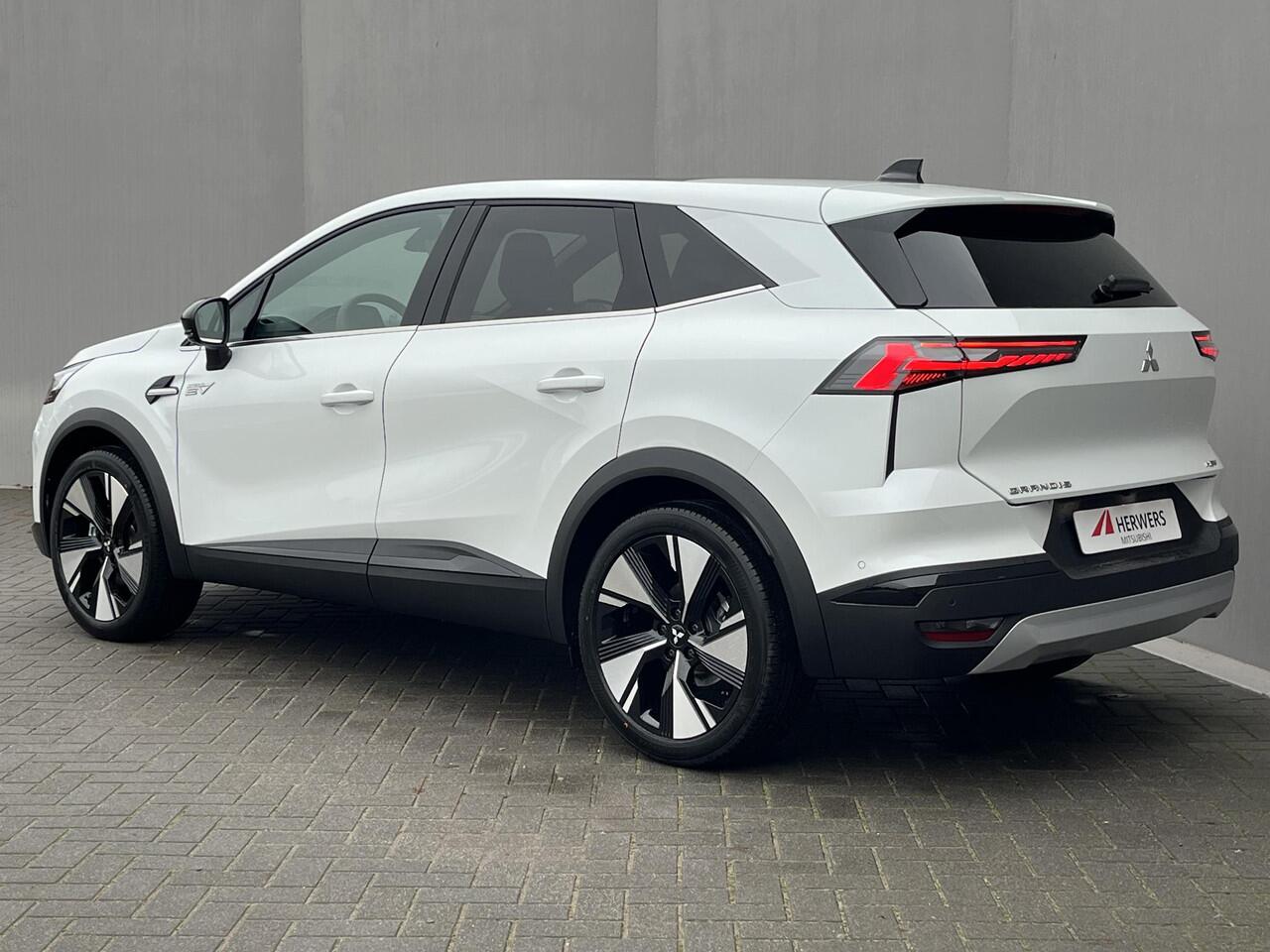 Mitsubishi GRANDIS 1.8 HEV Instyle / 2.000,- Euro Introductievoordeel / 8 Jaar Fabrieksgarantie! / Elektrochromatisch glazen Panoramadak / 360° Camera / Google Maps Navigatie / Stuurwiel- en Stoelverwarming voor / Adaptieve Cruise Control / Verwarmde Voorruit / Climate Cont