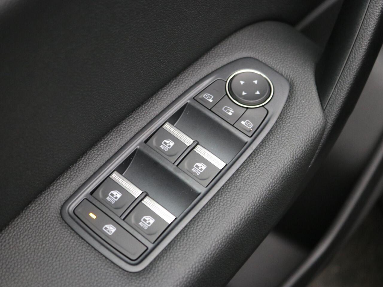 Mitsubishi GRANDIS 1.8 HEV Instyle / ¤ 2.000,- Voordeel op de Nieuwprijs / Prijs is rijklaar / Direct leverbaar / 8 jaar fabrieksgarantie / Elektrochromatisch glazen panoramadak / Google Assistent / Stuurwiel- en Stoelverwarming voor / Adaptieve Cruise Control / Verwarmde V