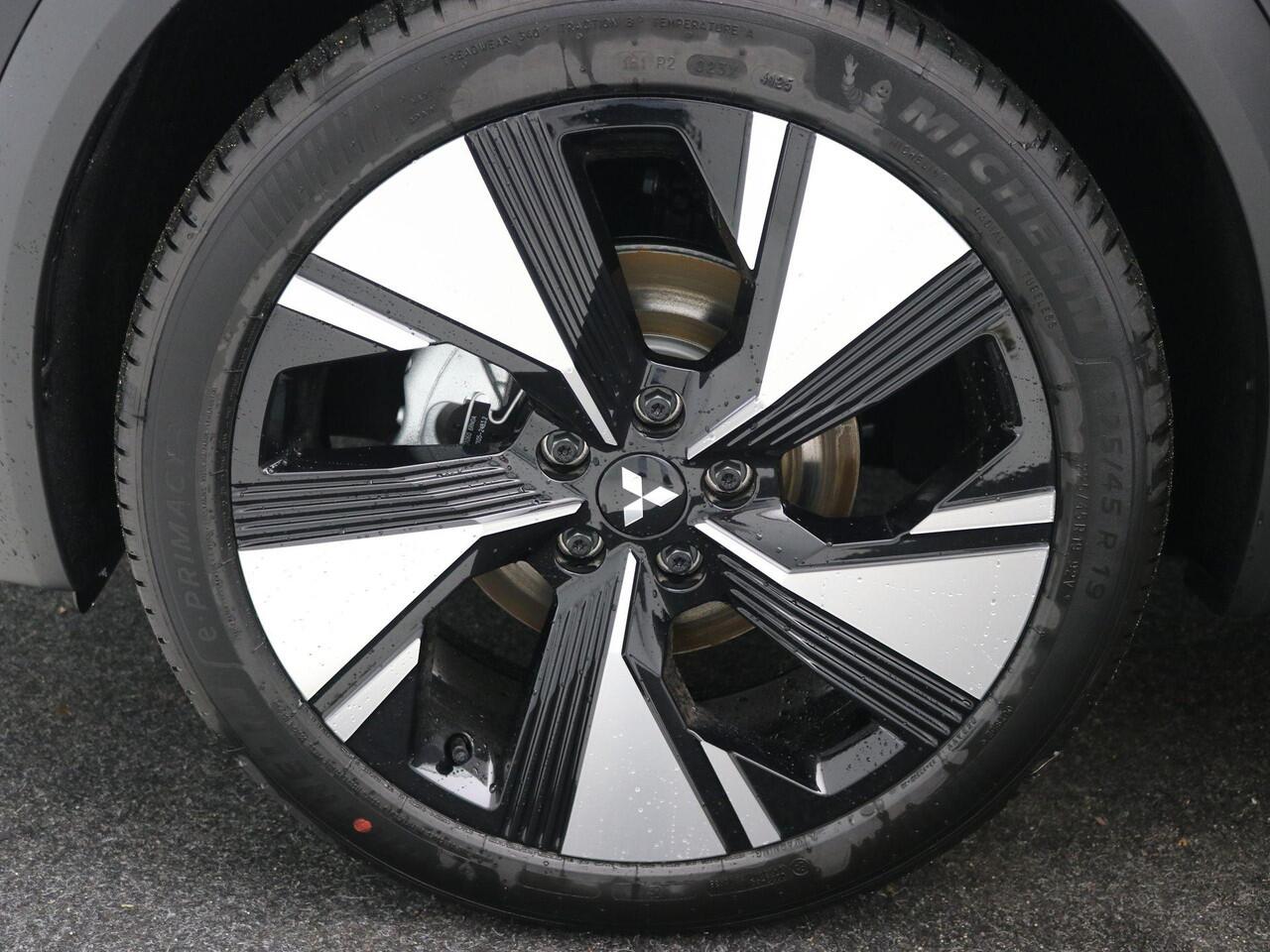 Mitsubishi GRANDIS 1.8 HEV Instyle / ¤ 2.000,- Voordeel op de Nieuwprijs / Prijs is rijklaar / Direct leverbaar / 8 jaar fabrieksgarantie / Elektrochromatisch glazen panoramadak / Google Assistent / Stuurwiel- en Stoelverwarming voor / Adaptieve Cruise Control / Verwarmde V