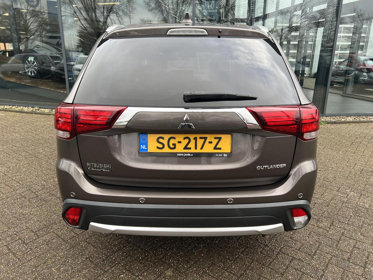 Mitsubishi OUTLANDER 2.0 Instyle | AUTOMAAT | TREKHAAK | 7 PERS | 1E EIGENAAR | LEDER | 360 CAMERA | VOORRUIT + STUUR & STOELVERWARMING | 1600kg TREKGEWICHT |