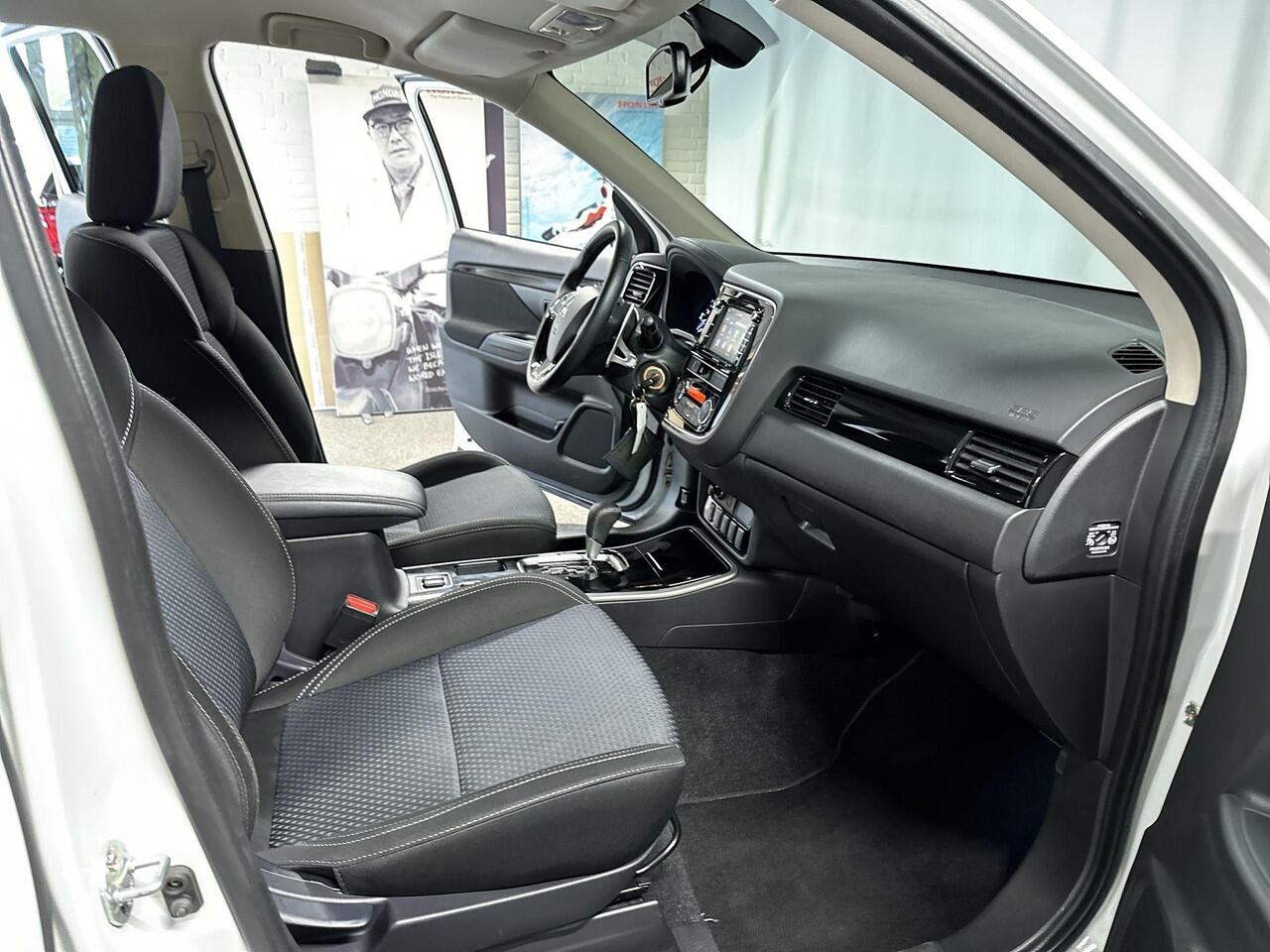 Mitsubishi OUTLANDER 2.0 Connect Pro Automaat | Navi