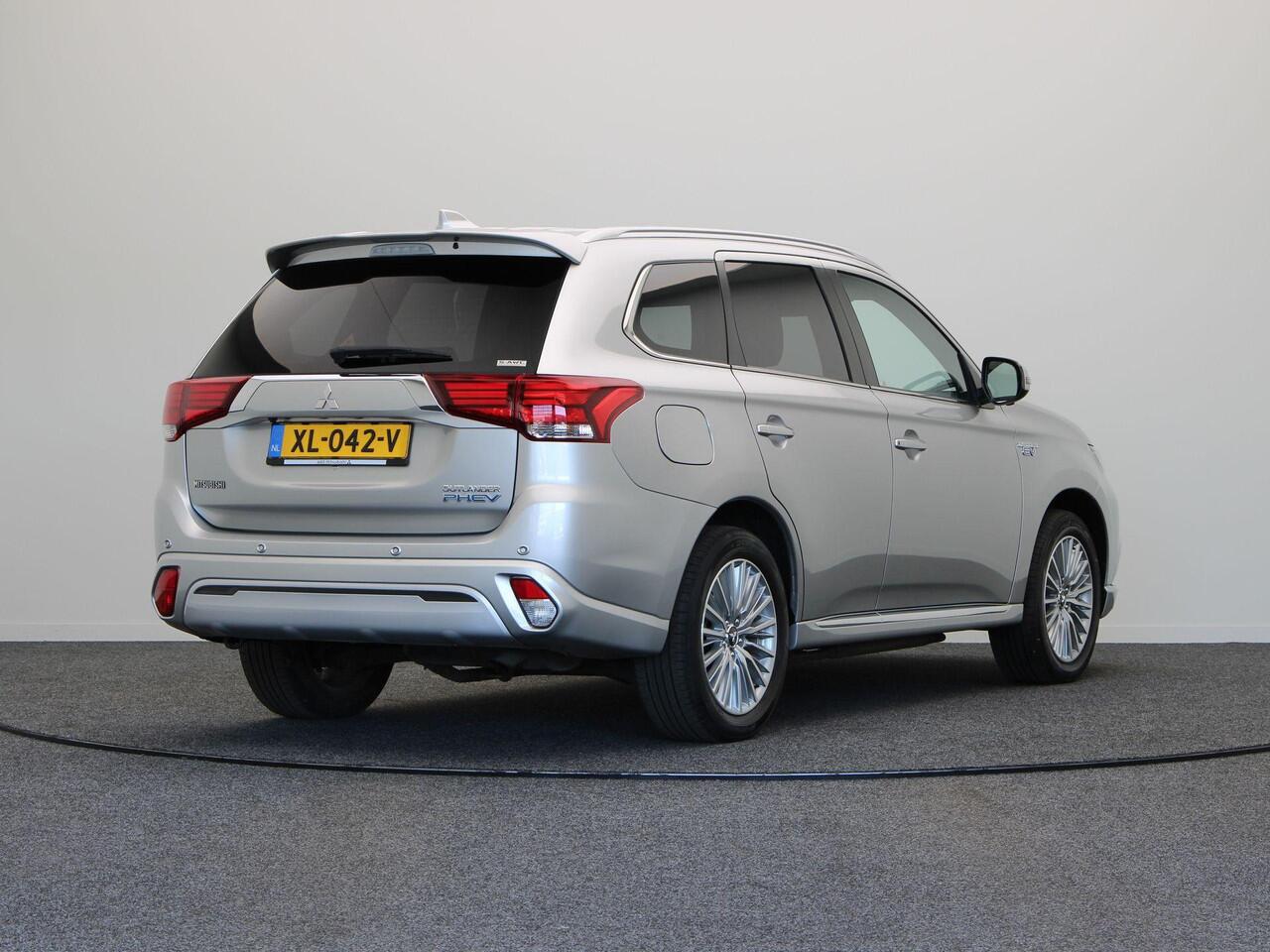 Mitsubishi OUTLANDER 2.4 PHEV Instyle | Leder | Panorama dak | Stoelverwarming |