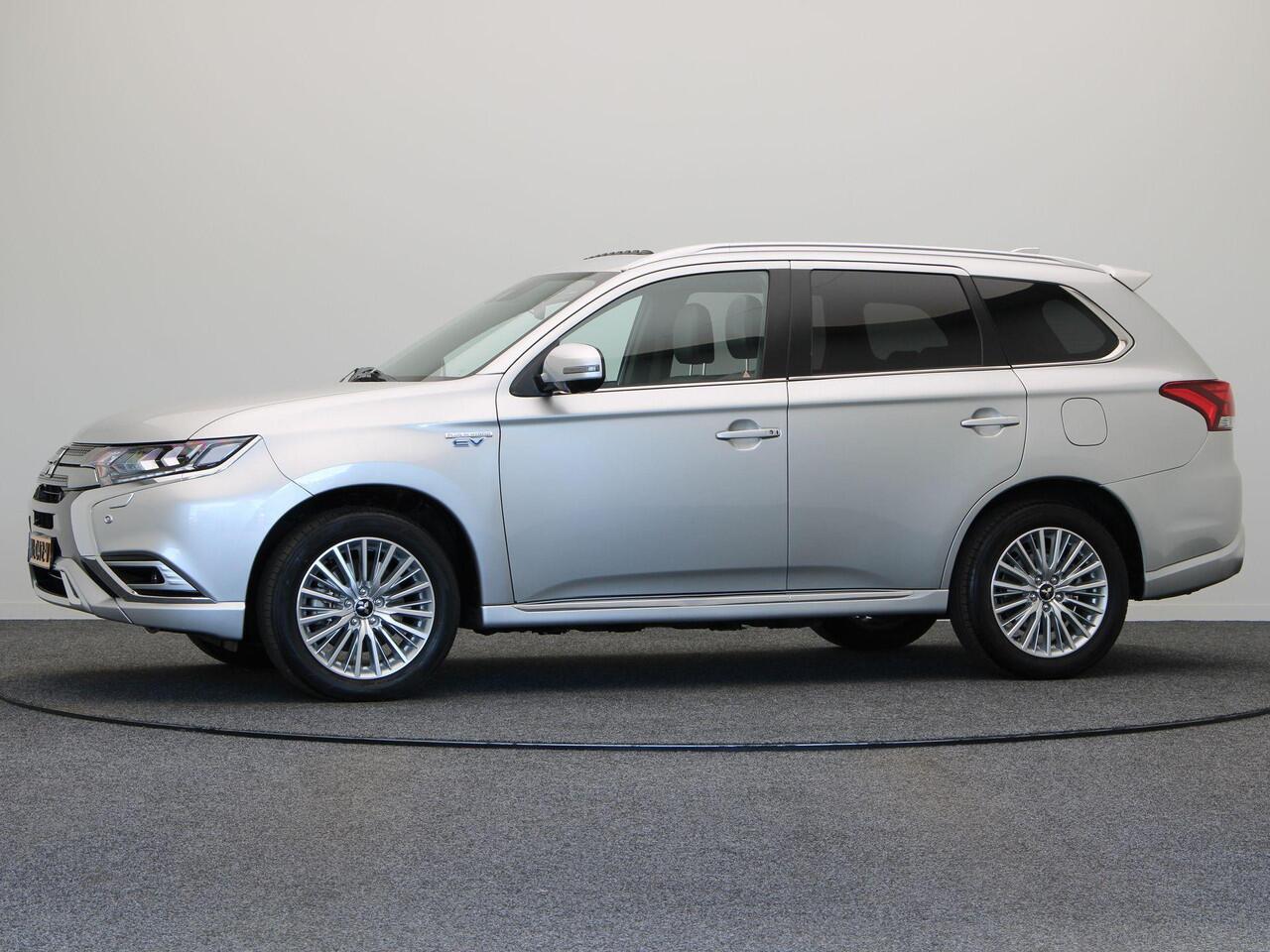 Mitsubishi OUTLANDER 2.4 PHEV Instyle | Leder | Panorama dak | Stoelverwarming |