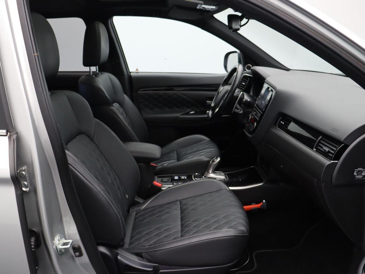 Mitsubishi OUTLANDER 2.4 PHEV Instyle | Leder | Panorama dak | Stoelverwarming |