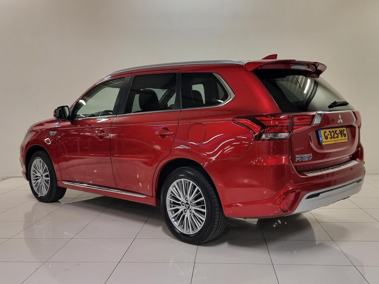 Mitsubishi OUTLANDER 2.4 PHEV Intense+ | Trekhaak | Open dak | Elektrische achterklep |