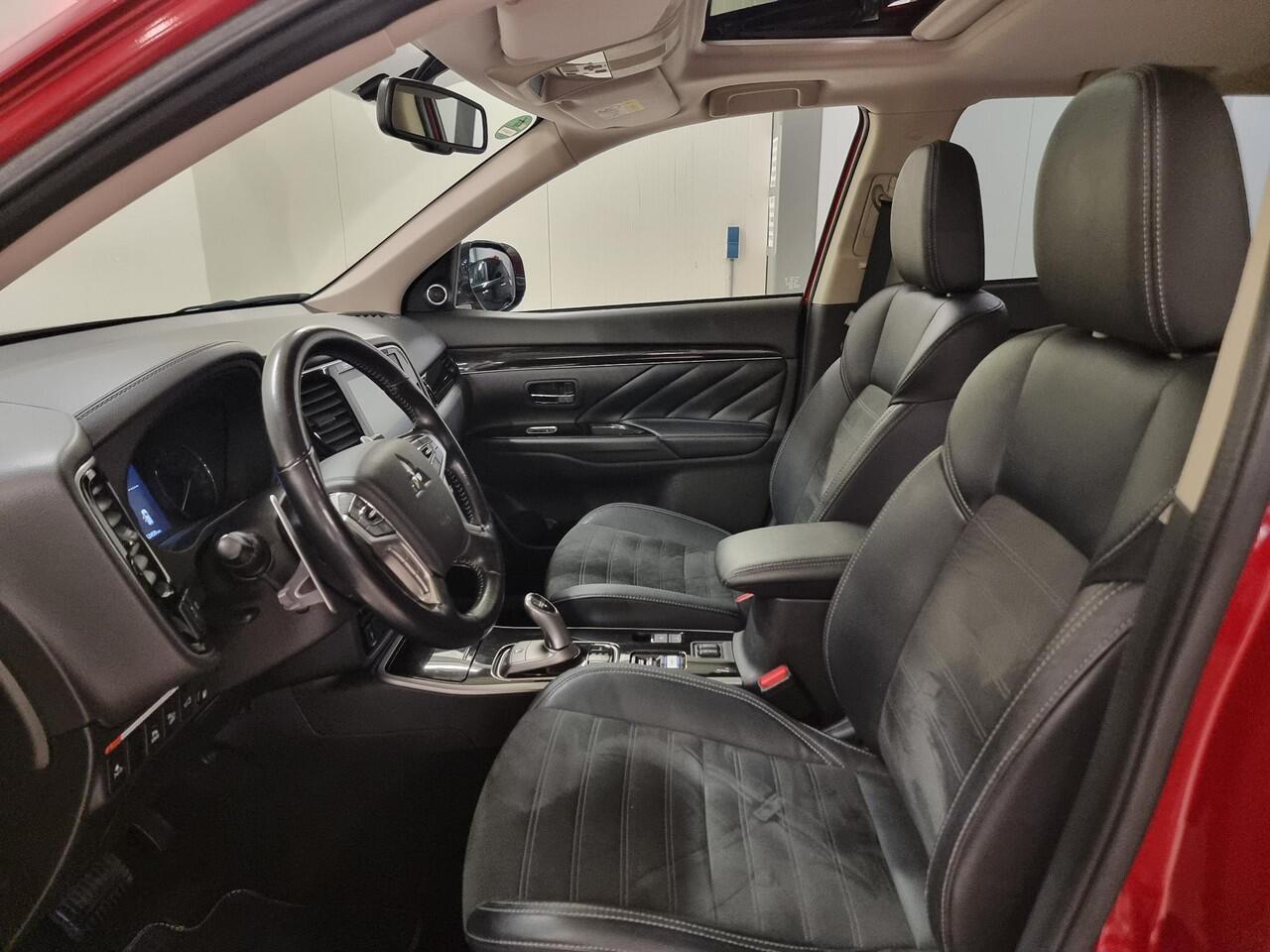 Mitsubishi OUTLANDER 2.4 PHEV Intense+ | Trekhaak | Open dak | Elektrische achterklep |