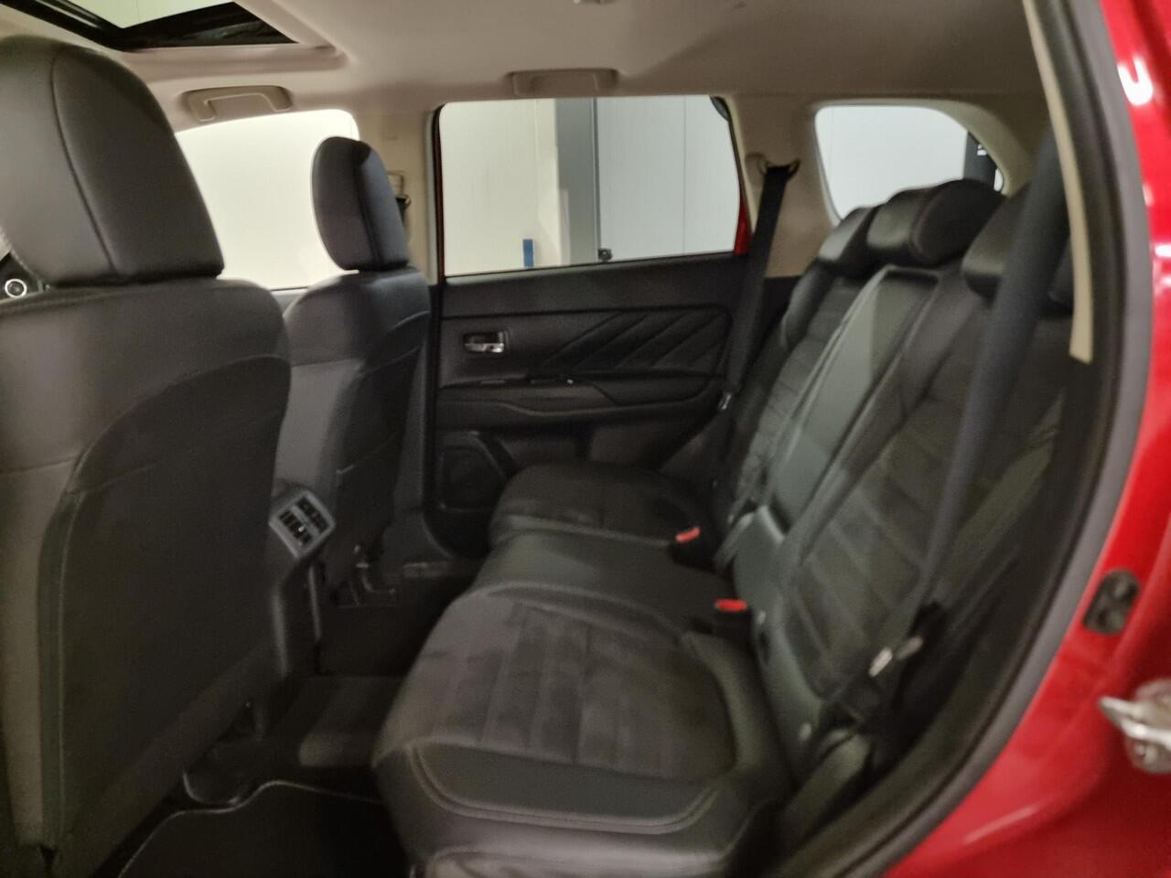 Mitsubishi OUTLANDER 2.4 PHEV Intense+ | Trekhaak | Open dak | Elektrische achterklep |