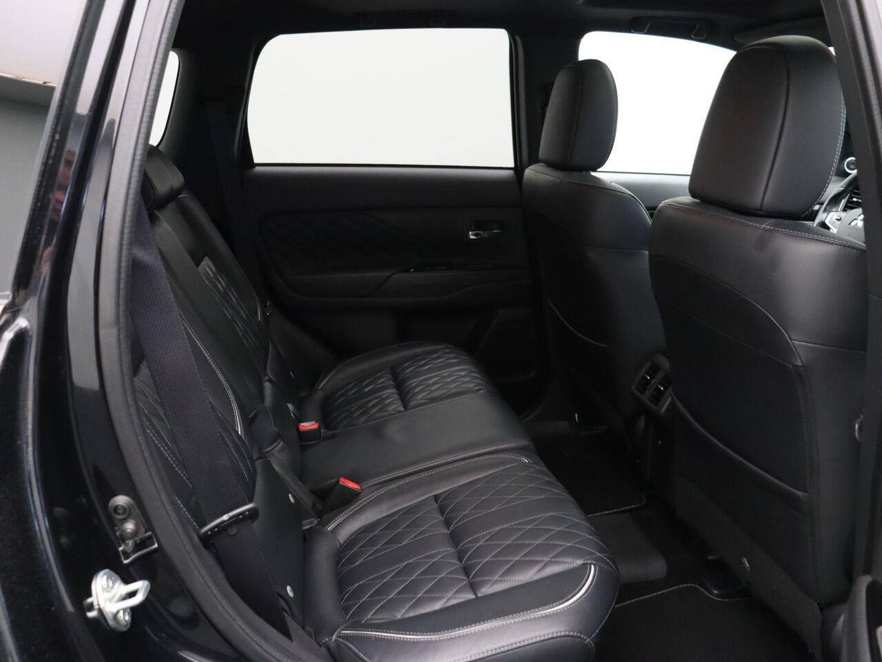 Mitsubishi OUTLANDER 2.4 PHEV Instyle | Lederen interieur | Trekhaak | Panoramadak |