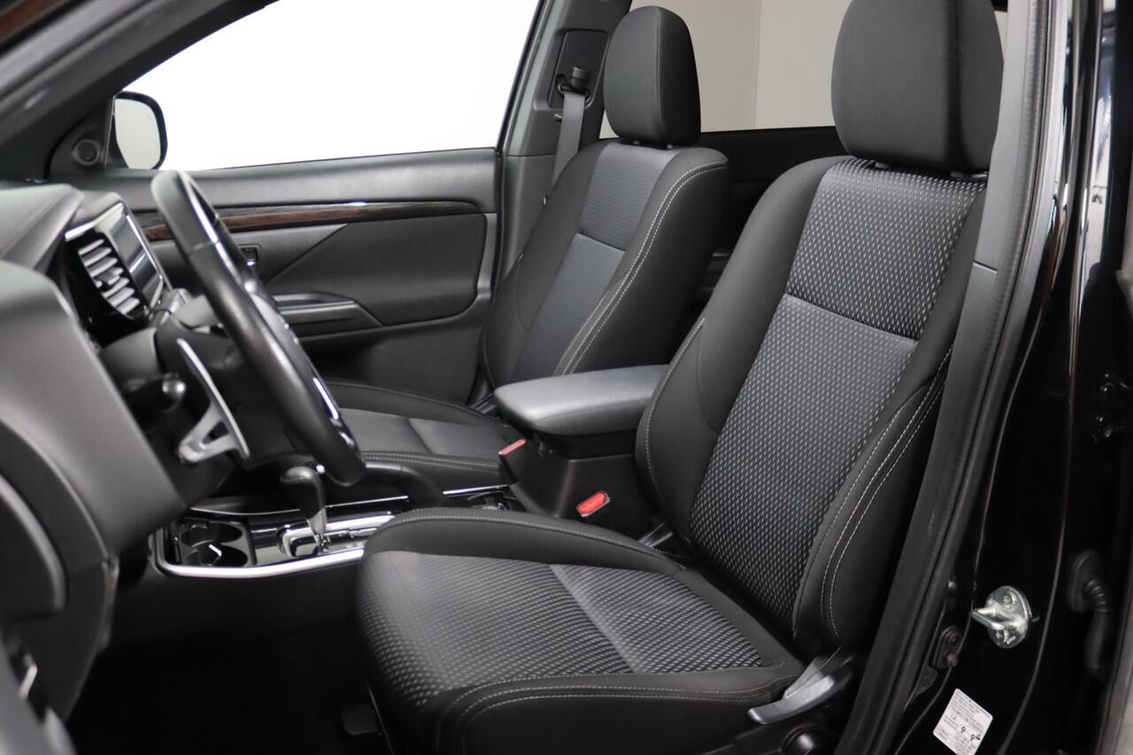 Mitsubishi OUTLANDER 2.0 2WD Instyle, 7-Persoons, Trekhaak, Schuif/Kanteldak, Blind Spot, Apple Carplay/Android Auto