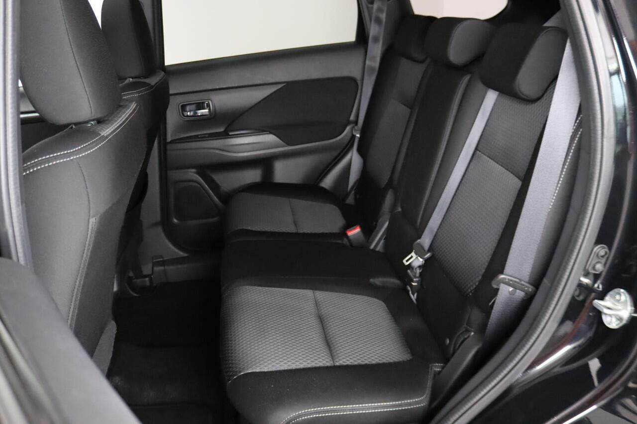 Mitsubishi OUTLANDER 2.0 2WD Instyle, 7-Persoons, Trekhaak, Schuif/Kanteldak, Blind Spot, Apple Carplay/Android Auto