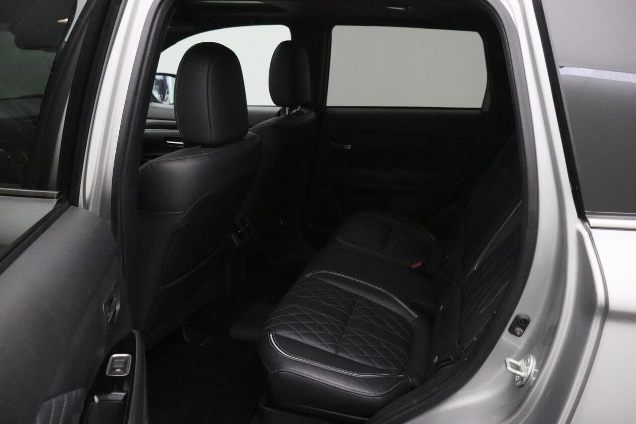 Mitsubishi OUTLANDER 2.4 PHEV S-Edition 4WD 2019 | Navigatie | DAB Radio | Cruise Control Adaptive | Stuurwiel Bediening | Achteruitrij Camera | Elektrische Achterklep | Lichtmetalen Velgen | Boekjes | 2 Sleutels