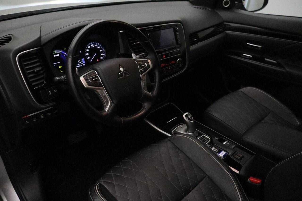 Mitsubishi OUTLANDER 2.4 PHEV S-Edition 4WD 2019 | Navigatie | DAB Radio | Cruise Control Adaptive | Stuurwiel Bediening | Achteruitrij Camera | Elektrische Achterklep | Lichtmetalen Velgen | Boekjes | 2 Sleutels