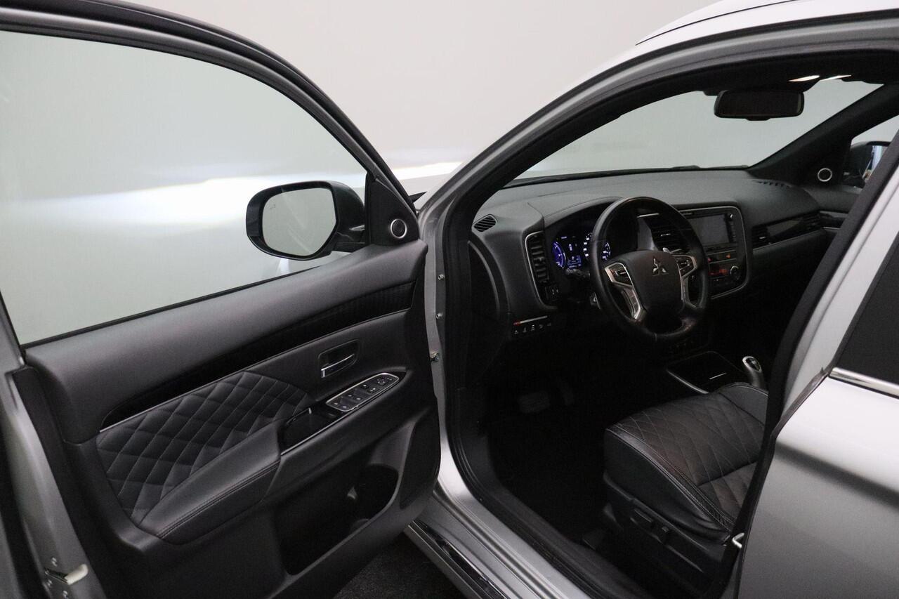Mitsubishi OUTLANDER 2.4 PHEV S-Edition 4WD 2019 | Navigatie | DAB Radio | Cruise Control Adaptive | Stuurwiel Bediening | Achteruitrij Camera | Elektrische Achterklep | Lichtmetalen Velgen | Boekjes | 2 Sleutels