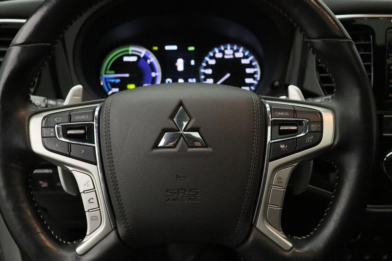 Mitsubishi OUTLANDER 2.4 PHEV S-Edition 4WD 2019 | Navigatie | DAB Radio | Cruise Control Adaptive | Stuurwiel Bediening | Achteruitrij Camera | Elektrische Achterklep | Lichtmetalen Velgen | Boekjes | 2 Sleutels
