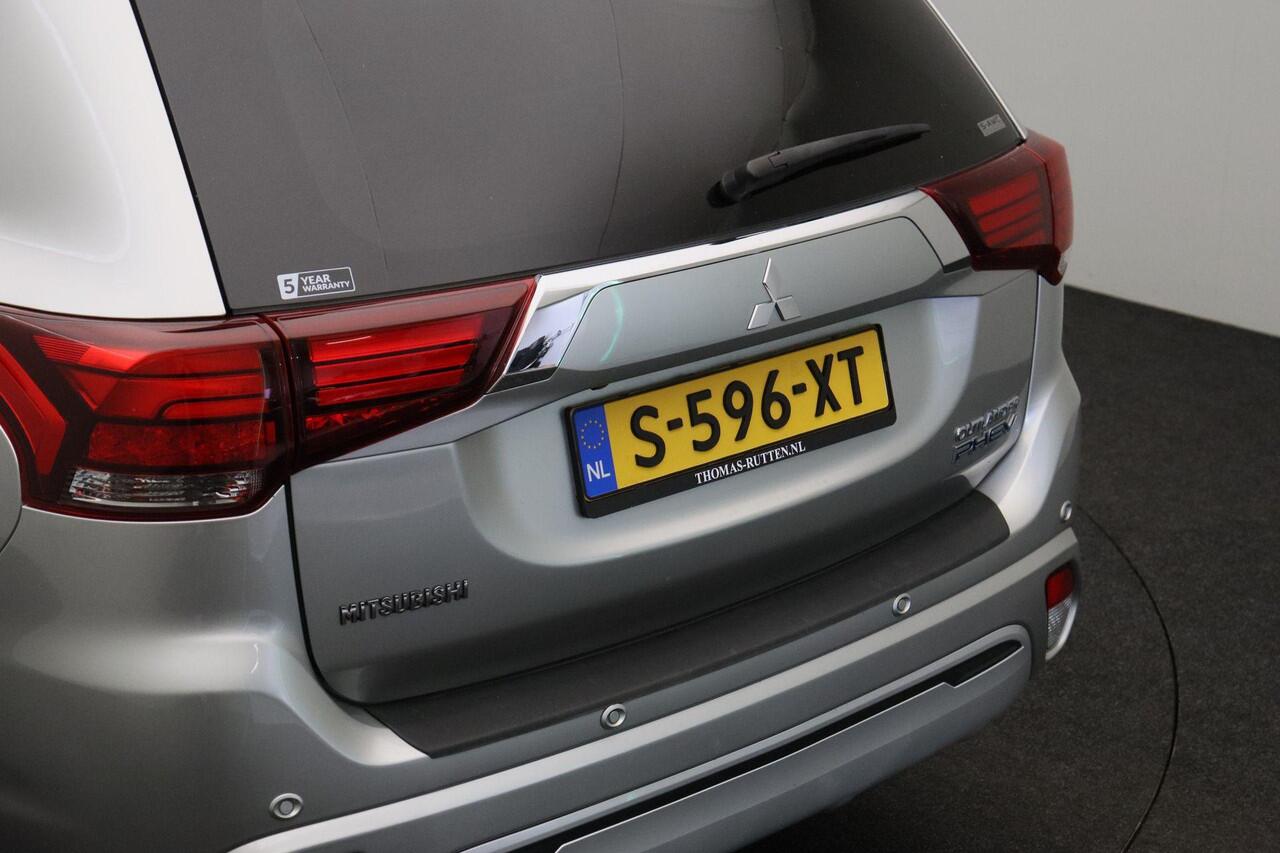 Mitsubishi OUTLANDER 2.4 PHEV S-Edition 4WD 2019 | Navigatie | DAB Radio | Cruise Control Adaptive | Stuurwiel Bediening | Achteruitrij Camera | Elektrische Achterklep | Lichtmetalen Velgen | Boekjes | 2 Sleutels