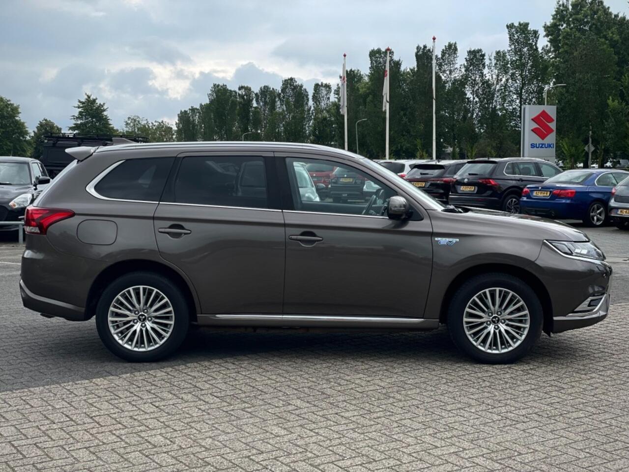 Mitsubishi OUTLANDER 2.4 PHEV INSTYLE LEER 360 CAMERA SCHUIFDAK NAVI VOL