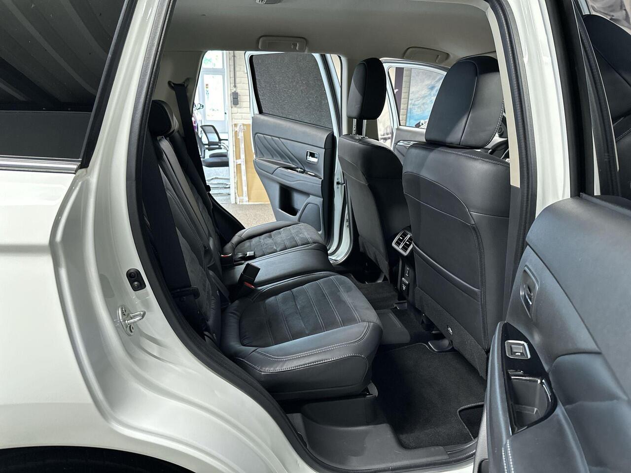 Mitsubishi OUTLANDER 2.4 PHEV Intense Automaat | Navi | Leder-alcantara bekleding