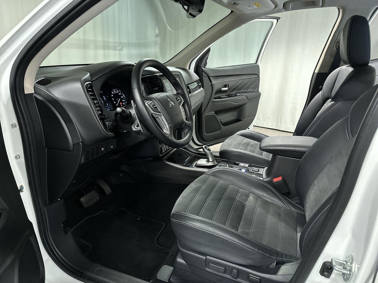 Mitsubishi OUTLANDER 2.4 PHEV Intense Automaat | Navi | Leder-alcantara bekleding