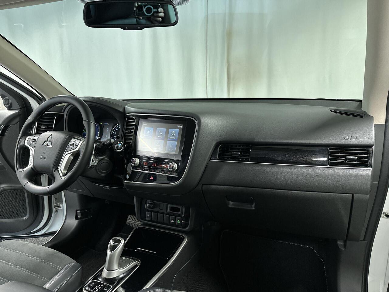 Mitsubishi OUTLANDER 2.4 PHEV Intense Automaat | Navi | Leder-alcantara bekleding