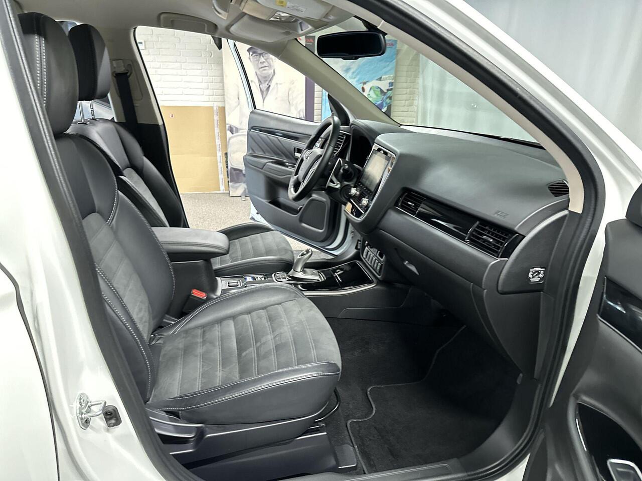 Mitsubishi OUTLANDER 2.4 PHEV Intense Automaat | Navi | Leder-alcantara bekleding