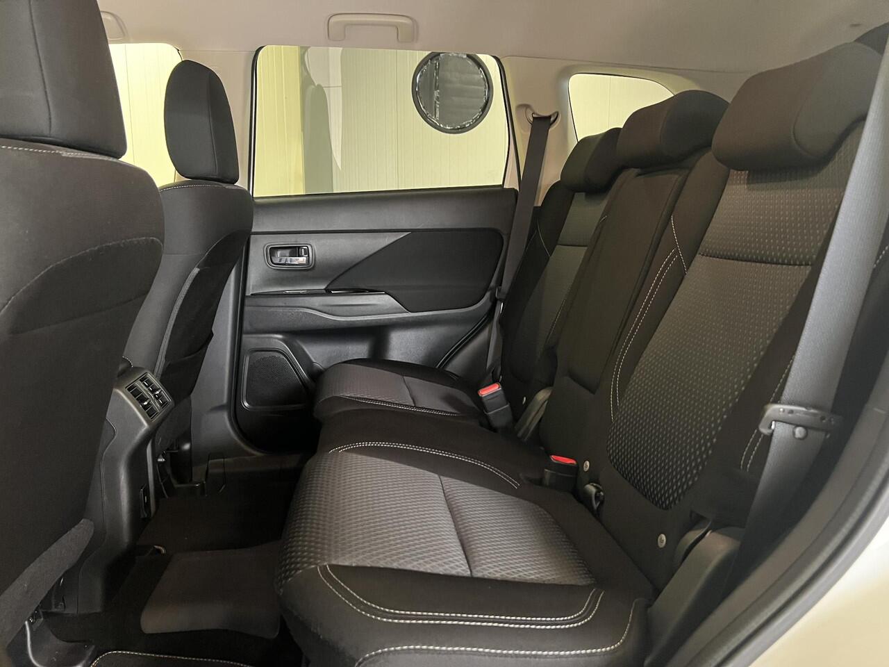 Mitsubishi OUTLANDER 2.4 PHEV Pure | Apple CarPlay / Android Auto navigatie | Achteruitrijcamera | Trekhaak |