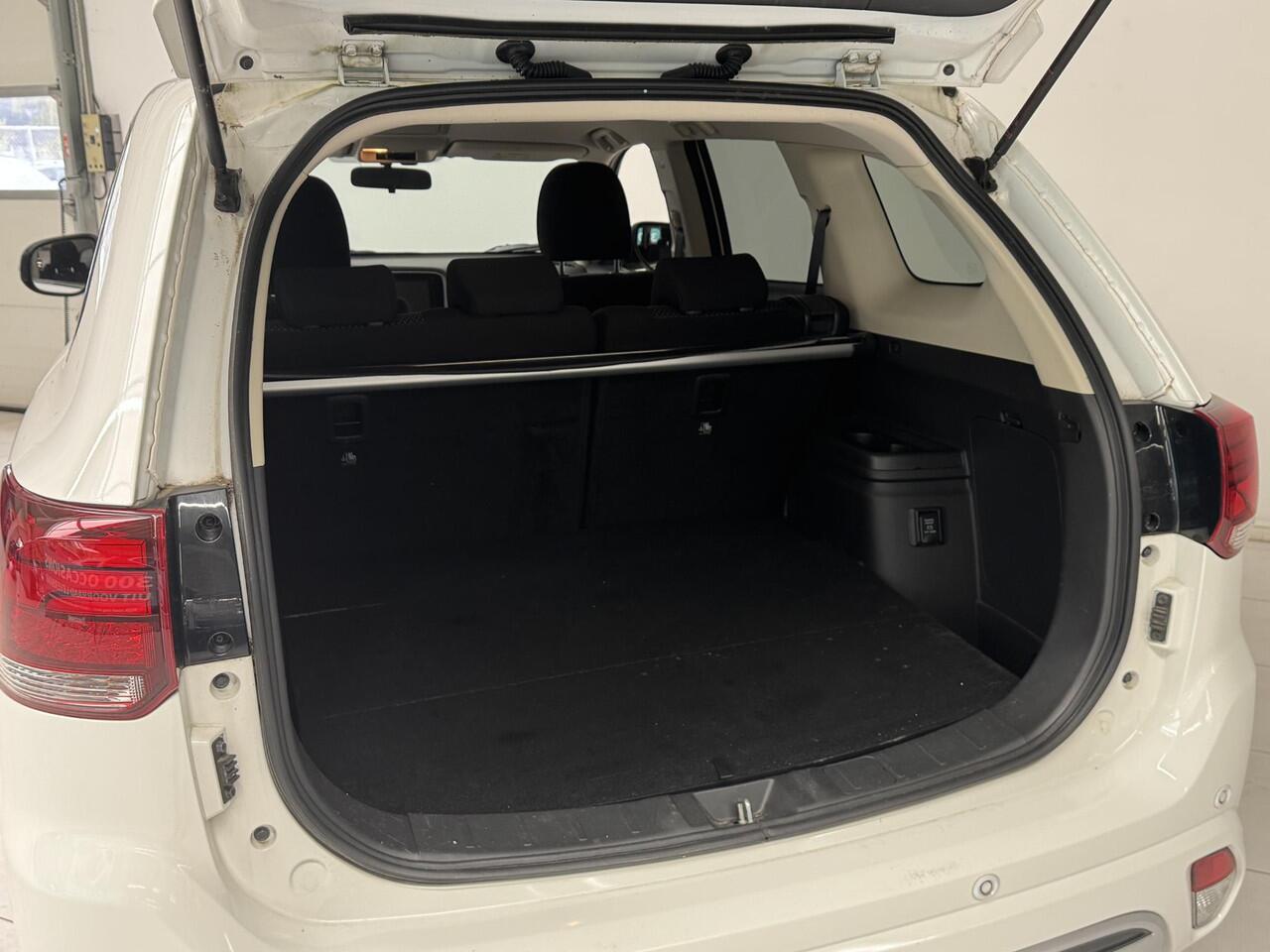 Mitsubishi OUTLANDER 2.4 PHEV Pure | Camera | Cruise control | Stoelverwarming |