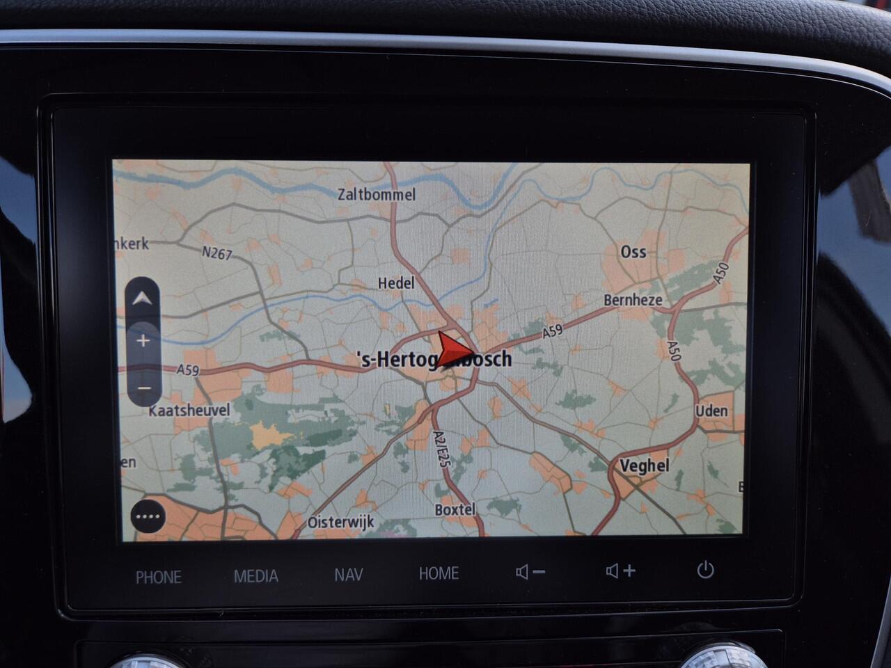 Mitsubishi OUTLANDER 2.4 PHEV Intense S | Navigatie | Trekhaak |