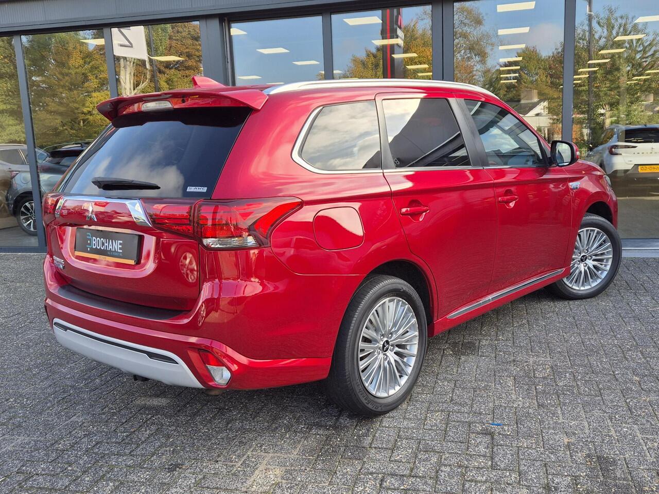 Mitsubishi OUTLANDER 2.4 PHEV Intense S | Navigatie | Trekhaak |