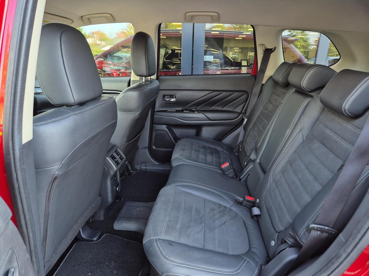 Mitsubishi OUTLANDER 2.4 PHEV Intense S | Navigatie | Trekhaak |