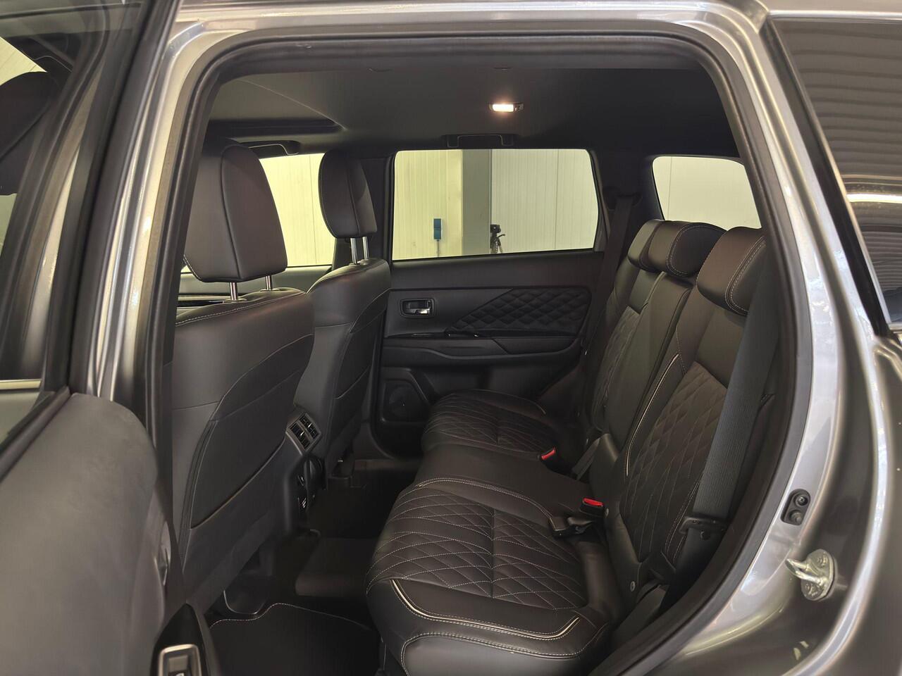 Mitsubishi OUTLANDER 2.4 PHEV Instyle | Trekhaak | Open Dak | Elektrische achterklep |