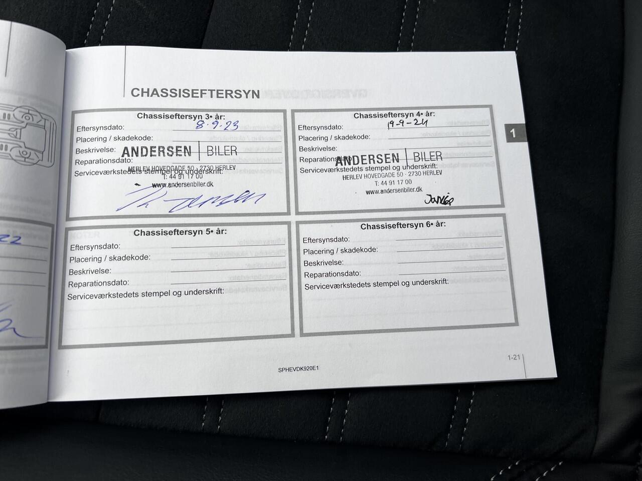 Mitsubishi OUTLANDER 2.4 PHEV Intense / Dealer onderhouden / Trekhaak 1.500 kg / Garantie t/m 03-08-2028 / Leder Alcantara / Achteruitrijcamera / Navigatie via Apple Carplay Android / 16" LM wielen /