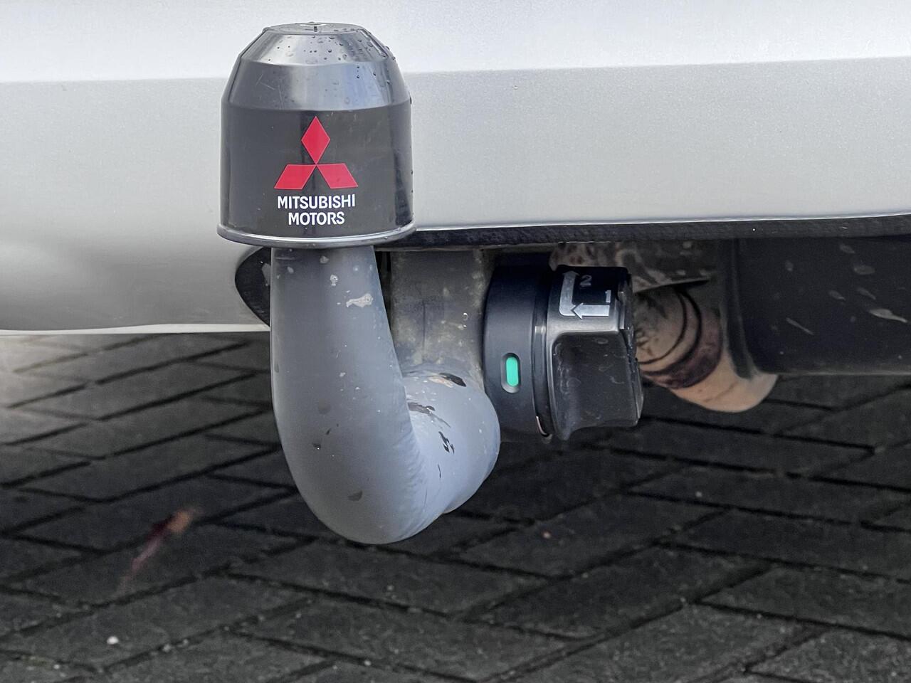 Mitsubishi OUTLANDER 2.4 PHEV Intense / Dealer onderhouden / Trekhaak 1.500 kg / Garantie t/m 03-08-2028 / Leder Alcantara / Achteruitrijcamera / Navigatie via Apple Carplay Android / 16" LM wielen /