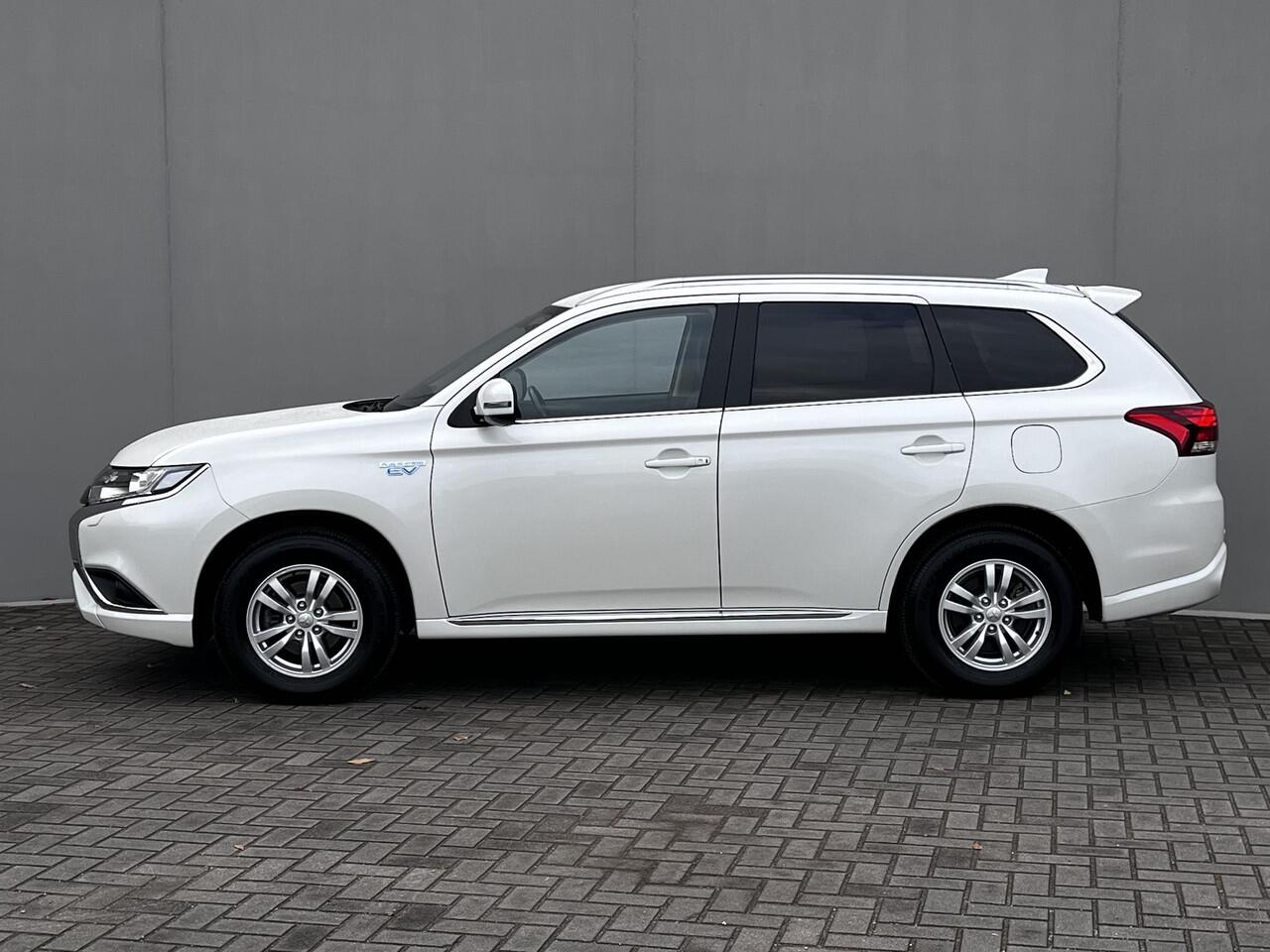 Mitsubishi OUTLANDER 2.4 PHEV Intense / Dealer onderhouden / Trekhaak 1.500 kg / Garantie t/m 03-08-2028 / Leder Alcantara / Achteruitrijcamera / Navigatie via Apple Carplay Android / 16" LM wielen /