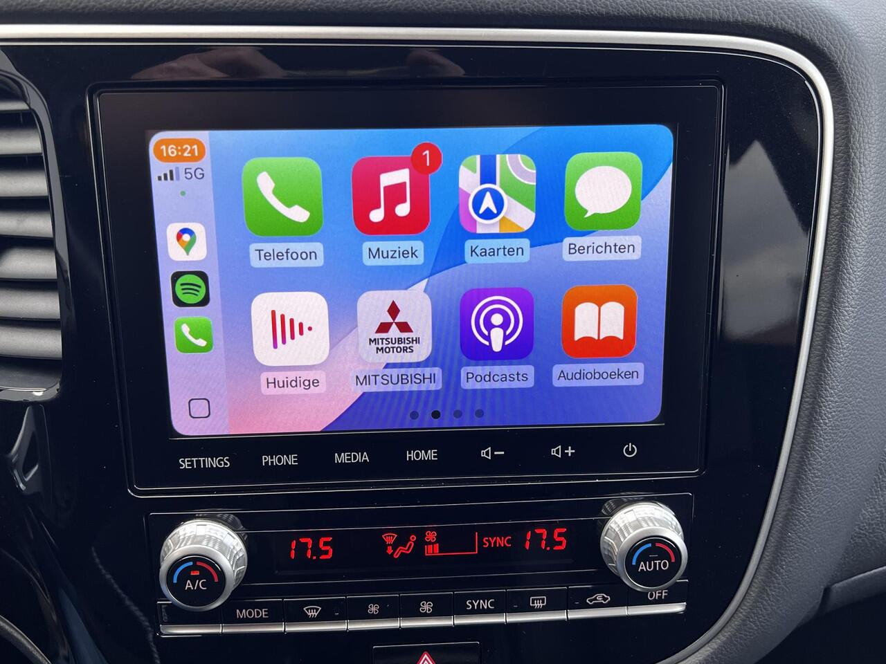 Mitsubishi OUTLANDER 2.4 PHEV Intense / Dealer onderhouden / Trekhaak 1.500 kg / Garantie t/m 03-08-2028 / Leder Alcantara / Achteruitrijcamera / Navigatie via Apple Carplay Android / 16" LM wielen /