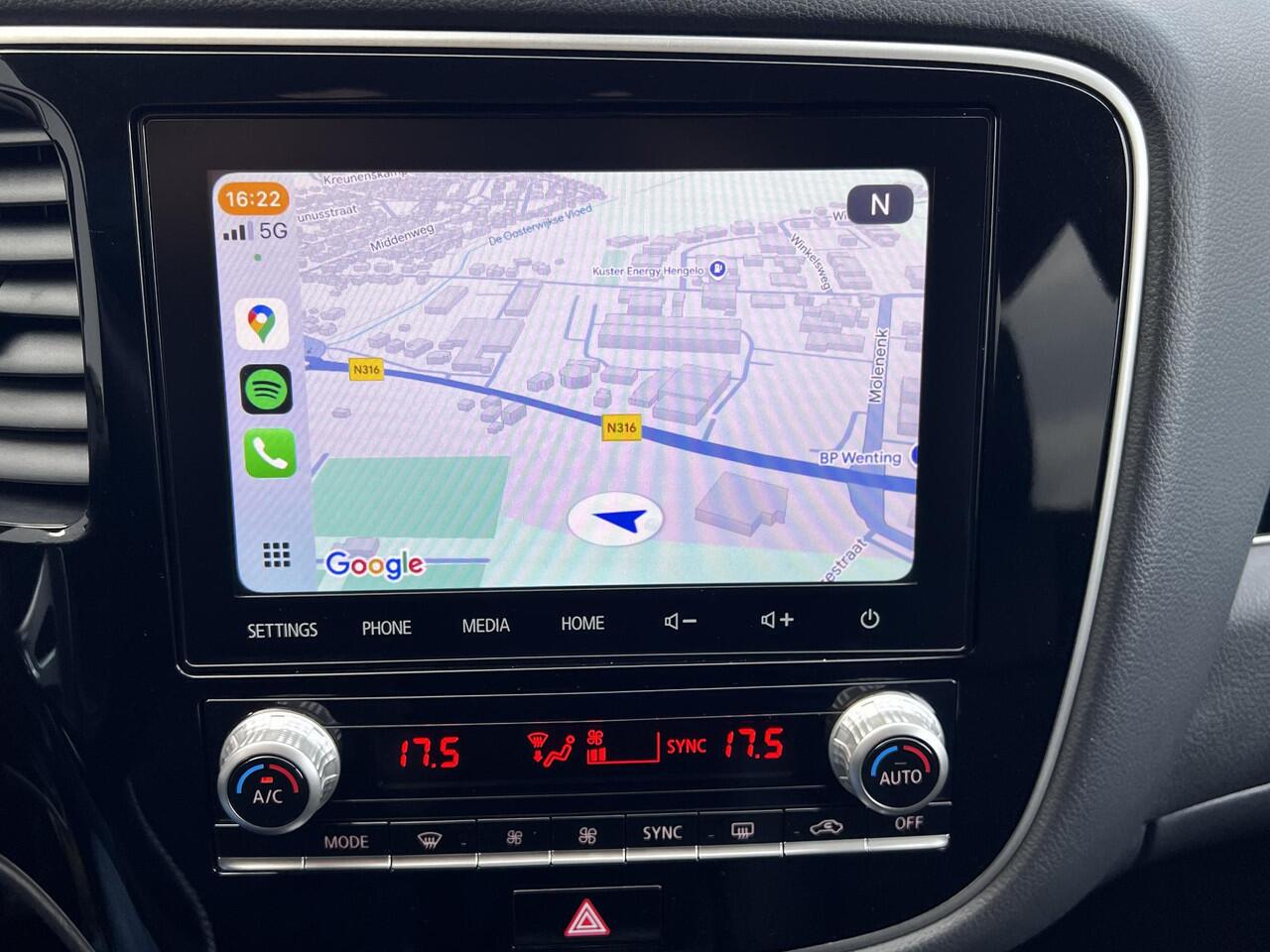 Mitsubishi OUTLANDER 2.4 PHEV Intense / Dealer onderhouden / Trekhaak 1.500 kg / Garantie t/m 03-08-2028 / Leder Alcantara / Achteruitrijcamera / Navigatie via Apple Carplay Android / 16" LM wielen /