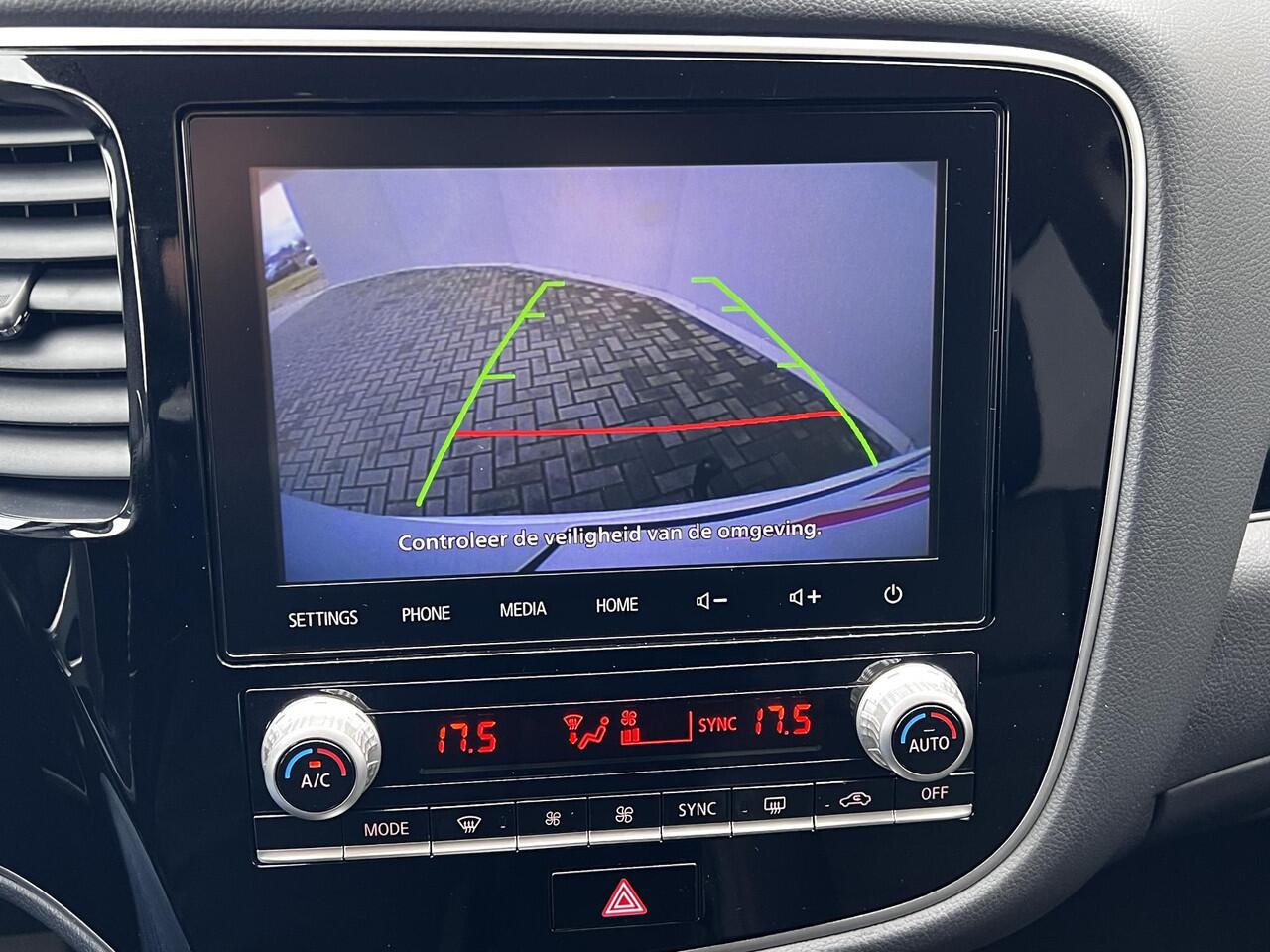 Mitsubishi OUTLANDER 2.4 PHEV Intense / Dealer onderhouden / Trekhaak 1.500 kg / Garantie t/m 03-08-2028 / Leder Alcantara / Achteruitrijcamera / Navigatie via Apple Carplay Android / 16" LM wielen /