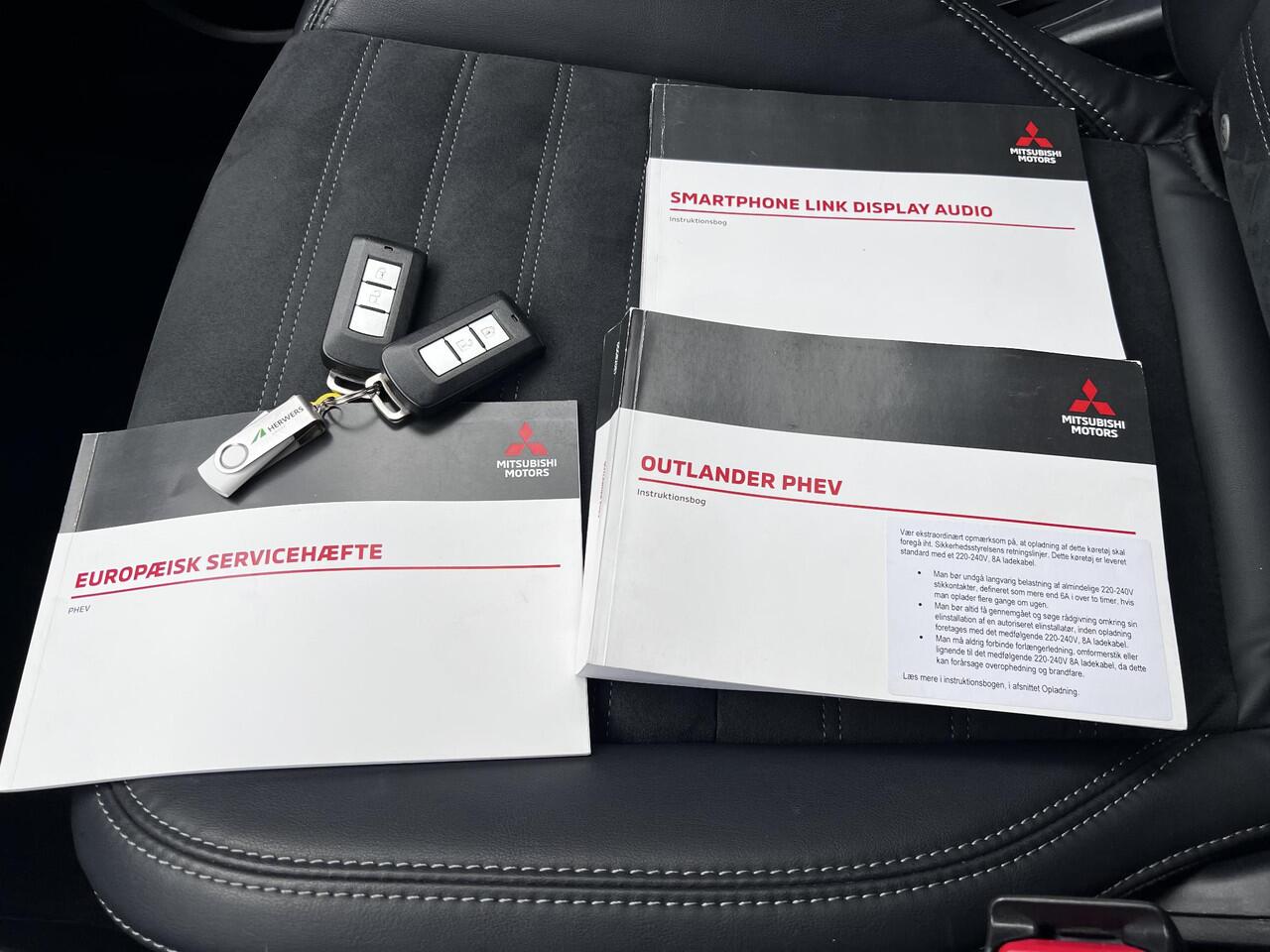 Mitsubishi OUTLANDER 2.4 PHEV Intense / Dealer onderhouden / Trekhaak 1.500 kg / Garantie t/m 03-08-2028 / Leder Alcantara / Achteruitrijcamera / Navigatie via Apple Carplay Android / 16" LM wielen /