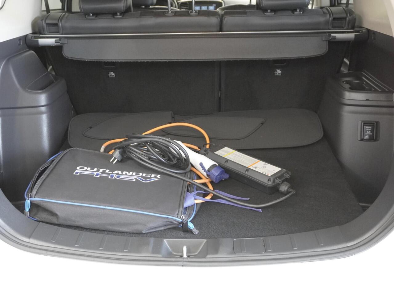 Mitsubishi OUTLANDER 2.4 PHEV Intense | Black Pack | Standkachel | Navi | Trekhaak | NL auto | Garantie tot 03-07-2028