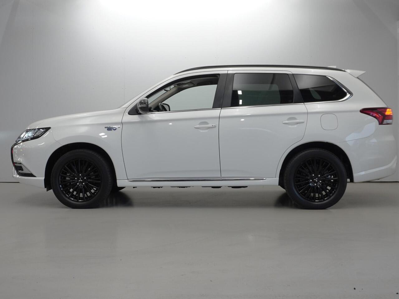 Mitsubishi OUTLANDER 2.4 PHEV Intense | Black Pack | Standkachel | Navi | Trekhaak | NL auto | Garantie tot 03-07-2028