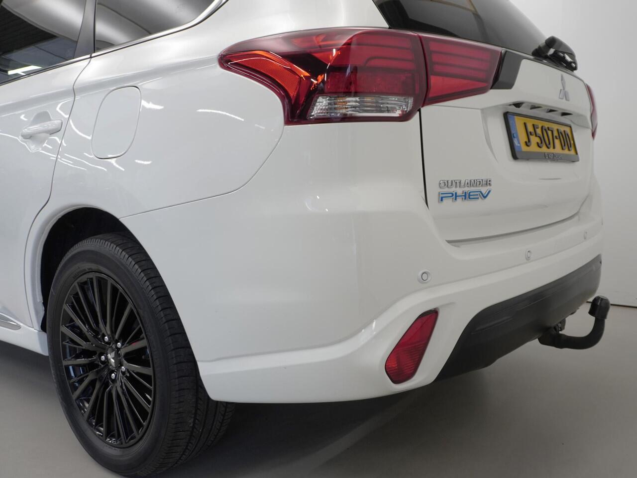 Mitsubishi OUTLANDER 2.4 PHEV Intense | Black Pack | Standkachel | Navi | Trekhaak | NL auto | Garantie tot 03-07-2028