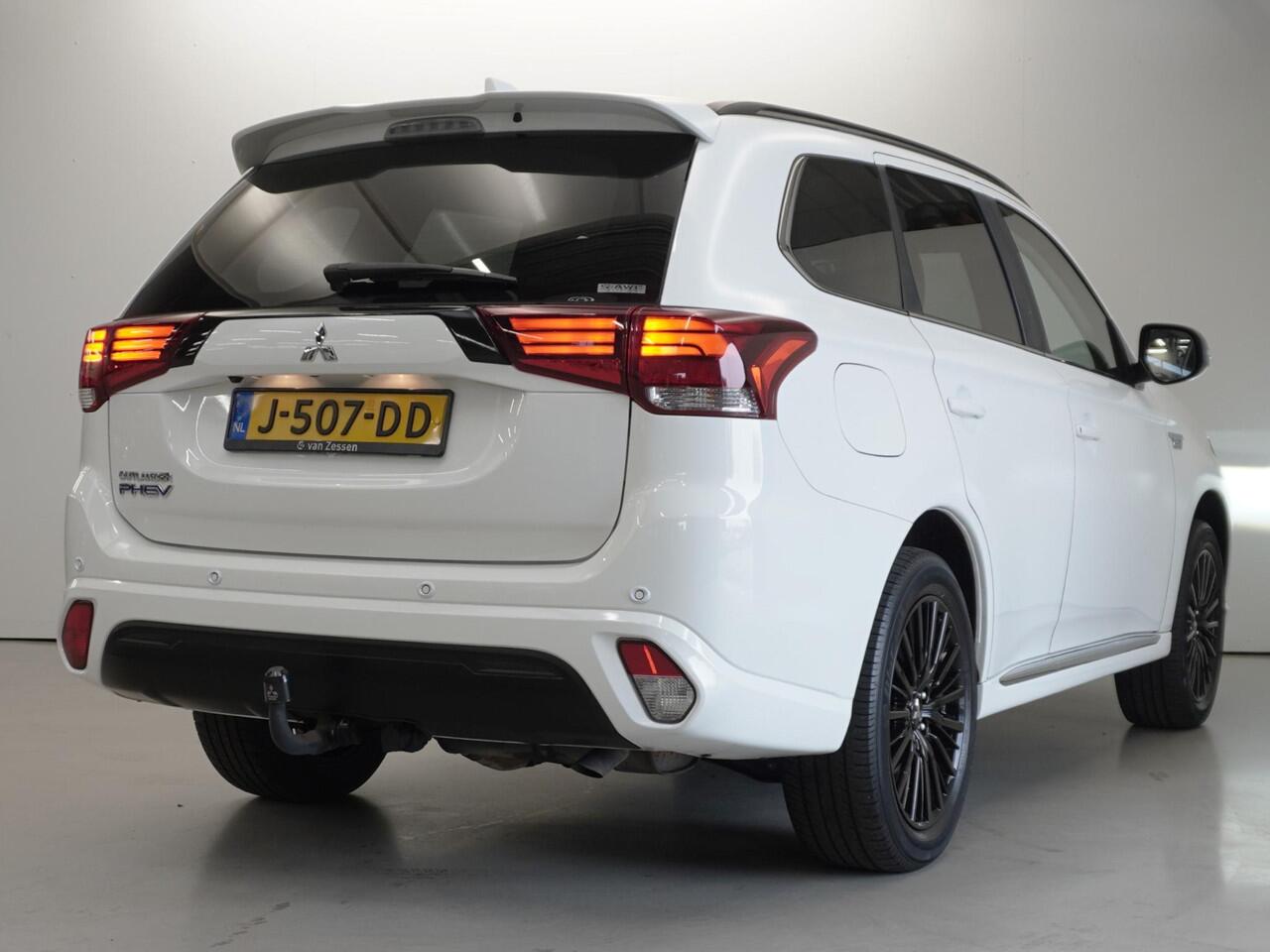 Mitsubishi OUTLANDER 2.4 PHEV Intense | Black Pack | Standkachel | Navi | Trekhaak | NL auto | Garantie tot 03-07-2028