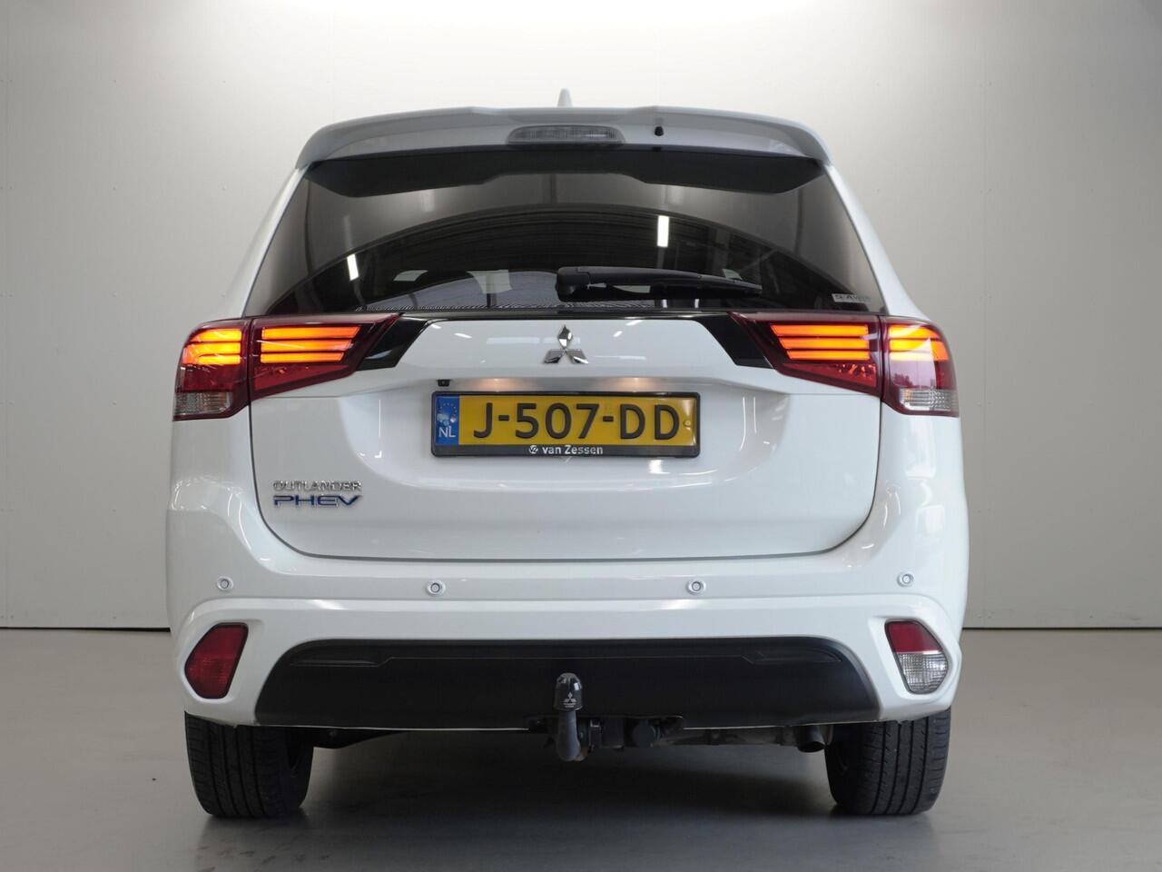 Mitsubishi OUTLANDER 2.4 PHEV Intense | Black Pack | Standkachel | Navi | Trekhaak | NL auto | Garantie tot 03-07-2028