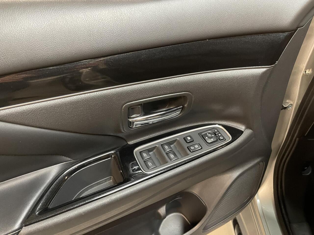 Mitsubishi OUTLANDER 2.4 PHEV Intense 18"/Adaptieve cruise/Dodehoek/LED/Stoelverwarming/PDC v+a/Camera/Apple Carplay & Android Auto