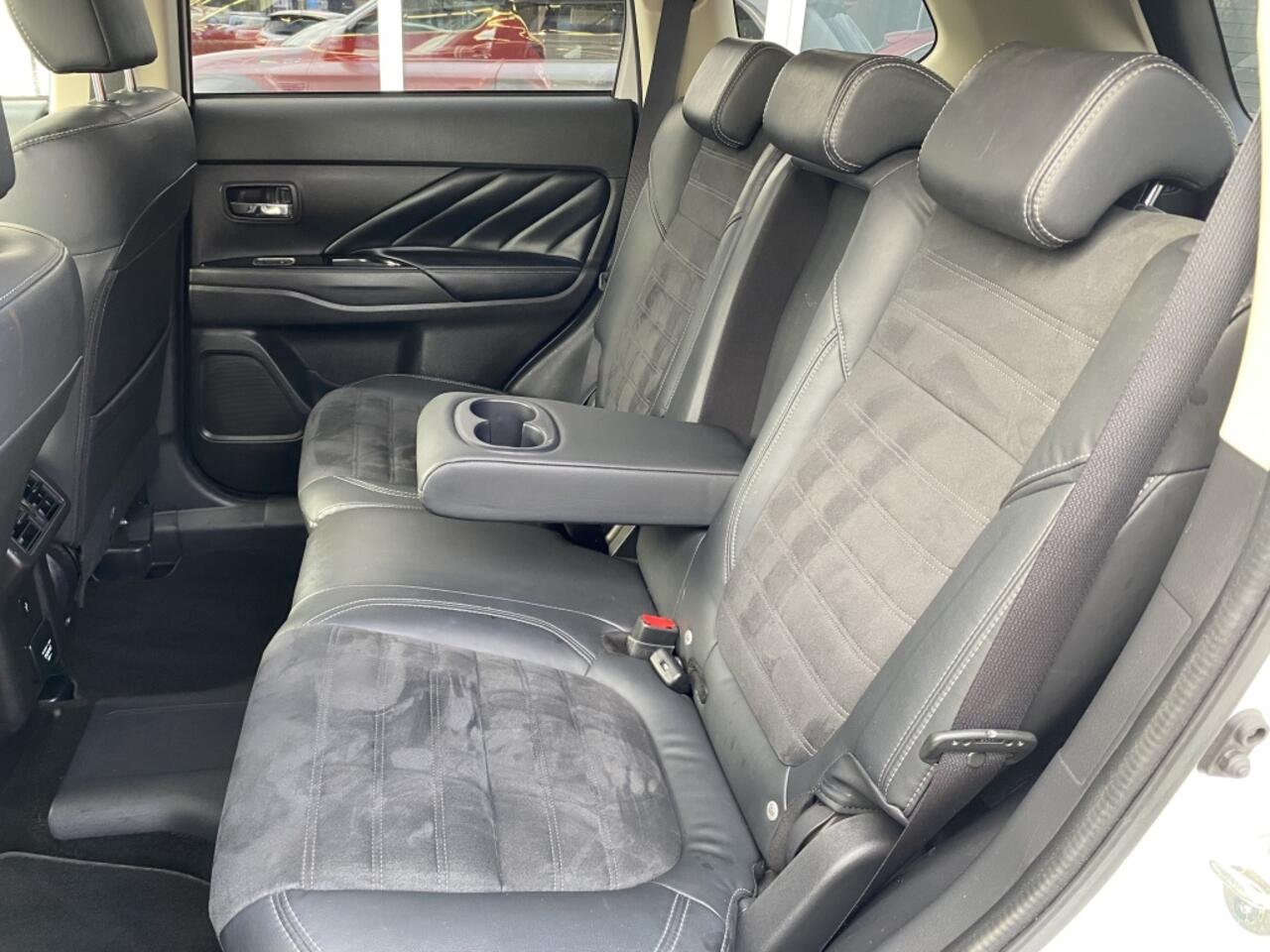 Mitsubishi OUTLANDER 2.4i PHEV Intense AWD | Standkachel | Fabrieks garantie | Naviga