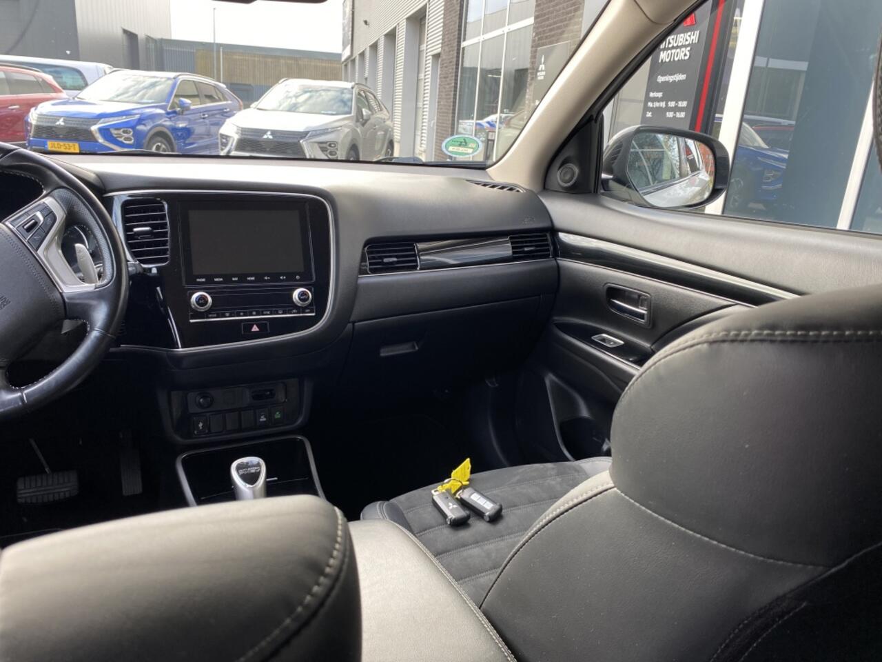 Mitsubishi OUTLANDER 2.4i PHEV Intense AWD | Standkachel | Fabrieks garantie | Naviga