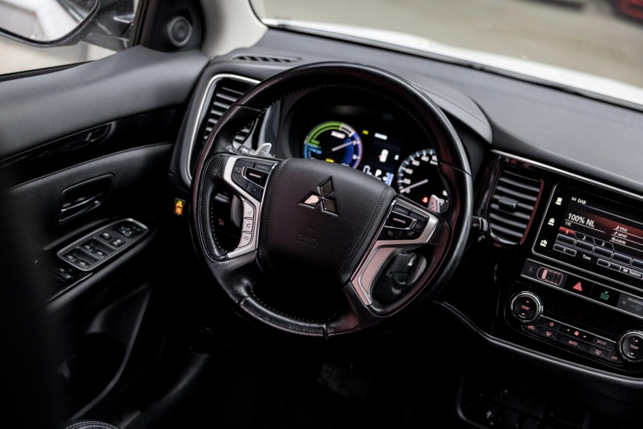 Mitsubishi OUTLANDER 2.4 PHEV Pure | Half Leer | Camera | Navi |