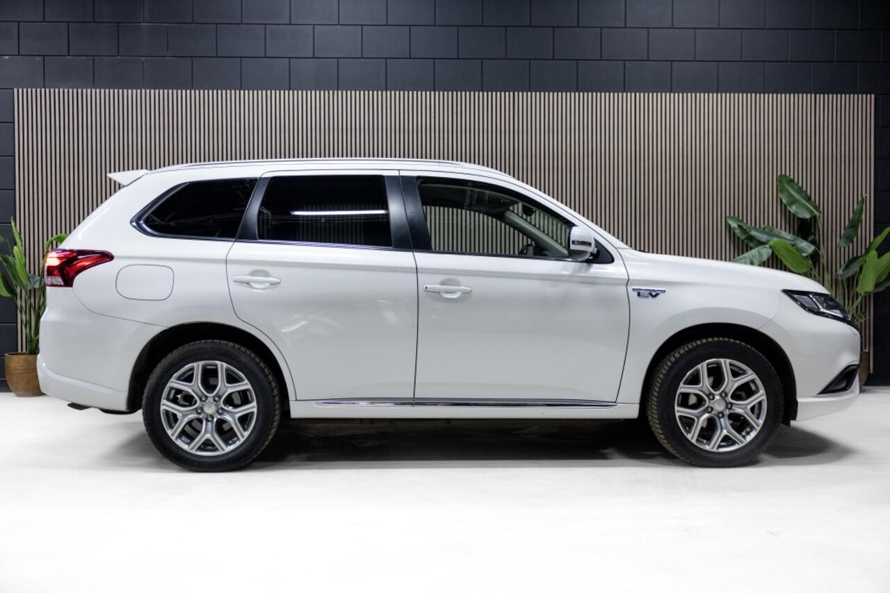 Mitsubishi OUTLANDER 2.4 PHEV Pure | Half Leer | Camera | Navi |