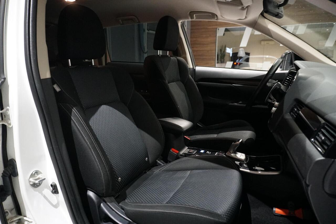 Mitsubishi OUTLANDER 2.4 PHEV Pure + TREKHAAK / CARPLAY / CAMERA / STOELVERWARMING /