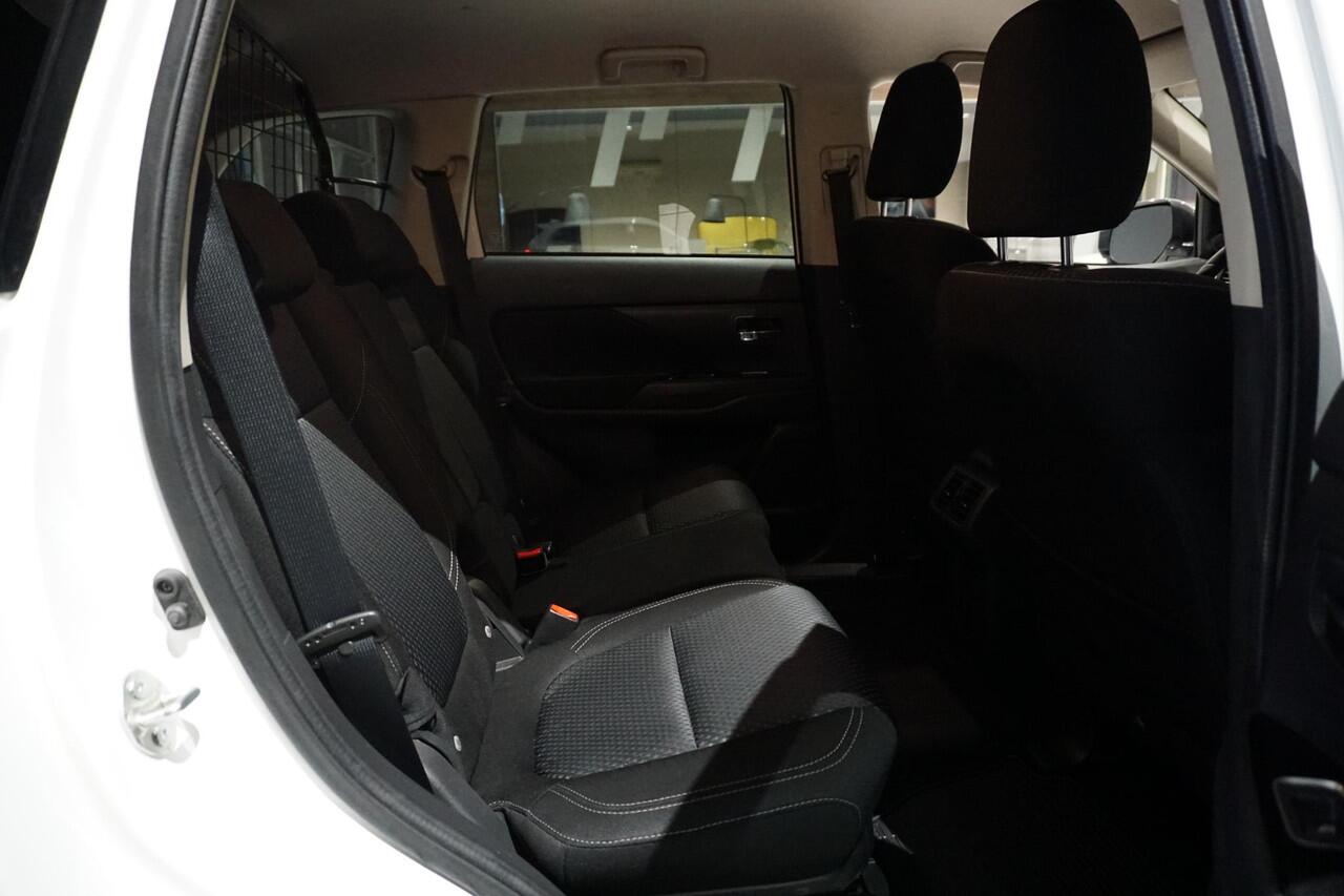 Mitsubishi OUTLANDER 2.4 PHEV Pure + TREKHAAK / CARPLAY / CAMERA / STOELVERWARMING /